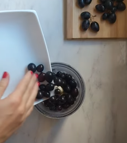 Healthy recipies - Black Grape Popsicles